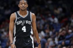 开拓者再胜马刺豪取三连胜，战绩逐渐回暖