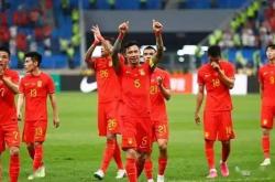 足球比赛胜负悬念重重，球迷情绪高涨