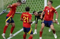 足球场上的激烈竞争引人注目