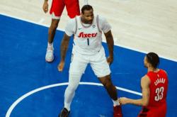 人队取得胜利，西蒙斯表现稳定