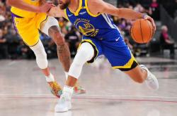 篮球对决胜负难分，赛场厮杀