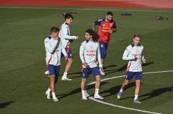 包含西班牙篮球队备战全明星赛，意气风发的词条