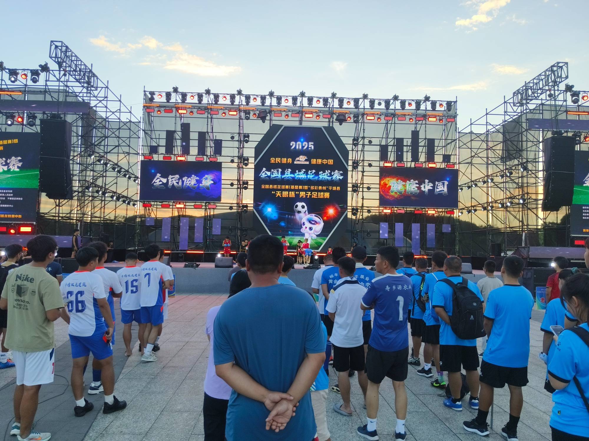 激烈角逐引发观众狂热，足球场上对决无限精彩的简单介绍
