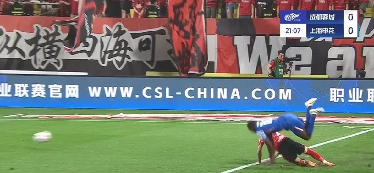 争议判罚成比赛焦点,球迷情绪激动不已 争议判罚成比赛焦点,球迷情绪激动不已