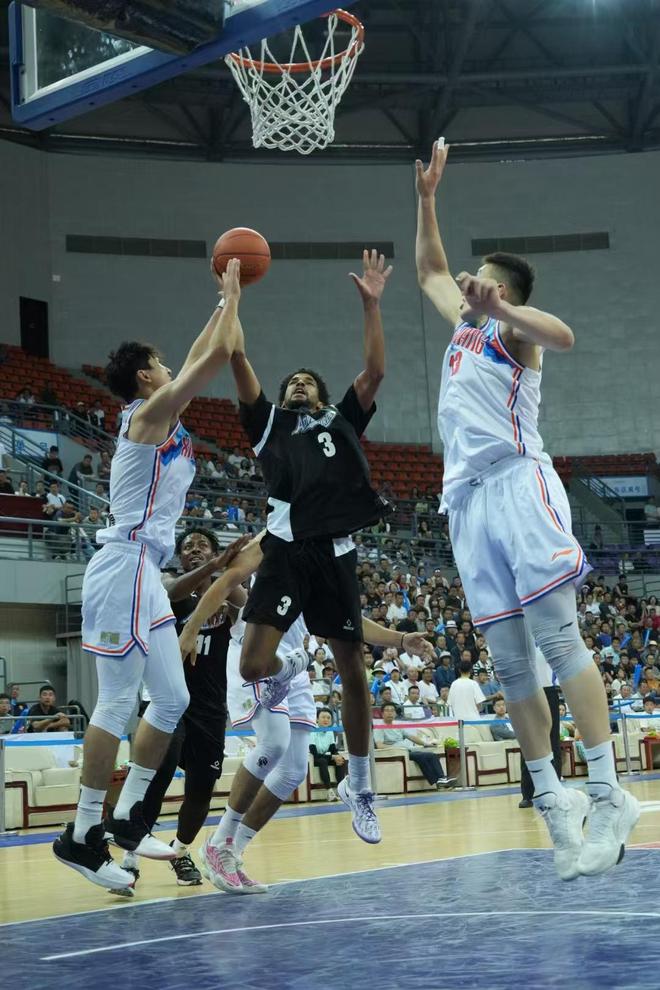 精彩绝伦的职业篮球赛场上技战术比拼的简单介绍 精彩绝伦的职业篮球赛场上技战术比拼的简单介绍