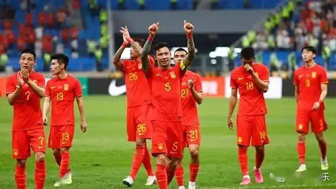 足球比赛胜负悬念重重,球迷情绪高涨 足球比赛胜负悬念重重,球迷情绪高涨