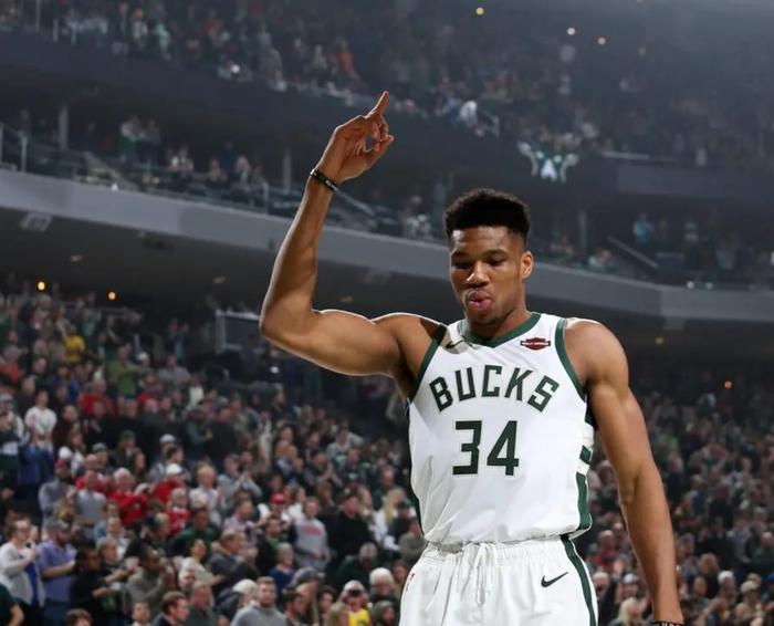 雄鹿击败国王，字母哥独得分