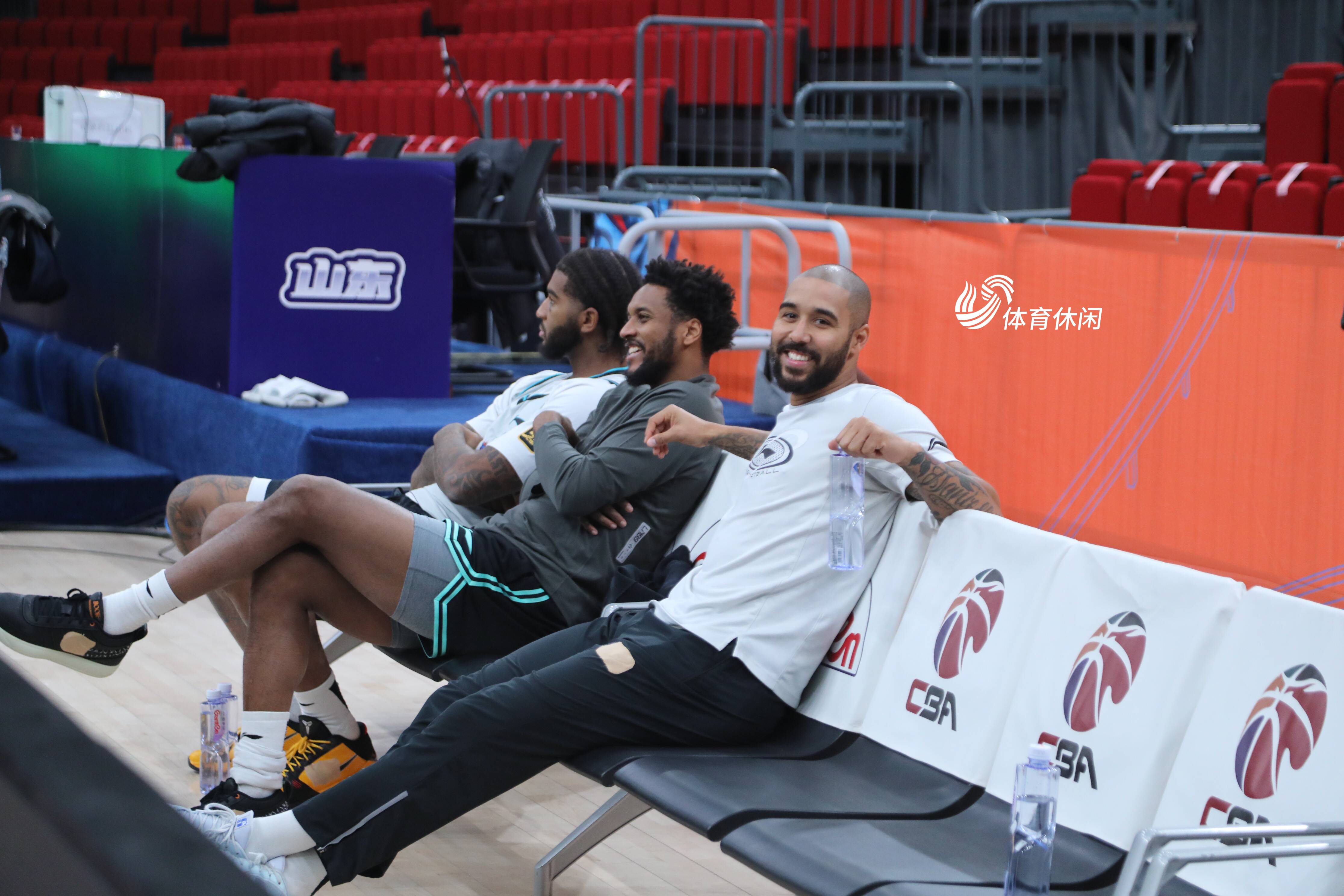 上海男篮再度胜出,积极备战下一场比赛 上海男篮再度胜出,积极备战下一场比赛