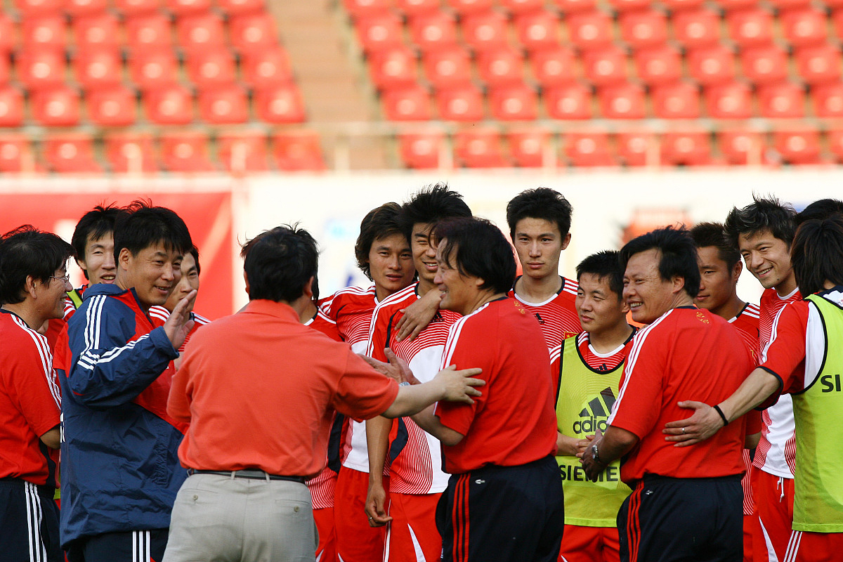 精彩足球比赛搅动激情,球迷热情高涨助威的简单介绍 精彩足球比赛搅动激情,球迷热情高涨助威的简单介绍