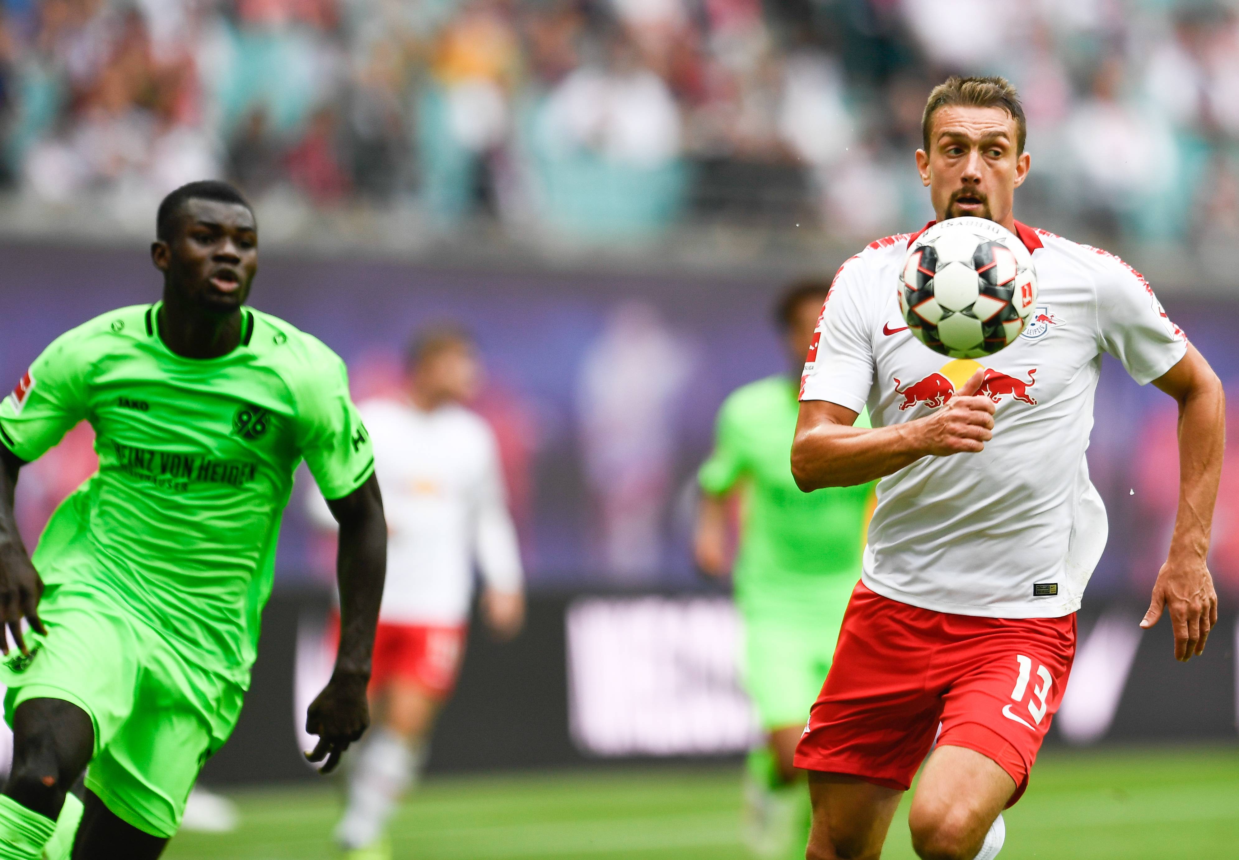 关于凯泽斯劳滕客场惨败，排名持续滑落的信息