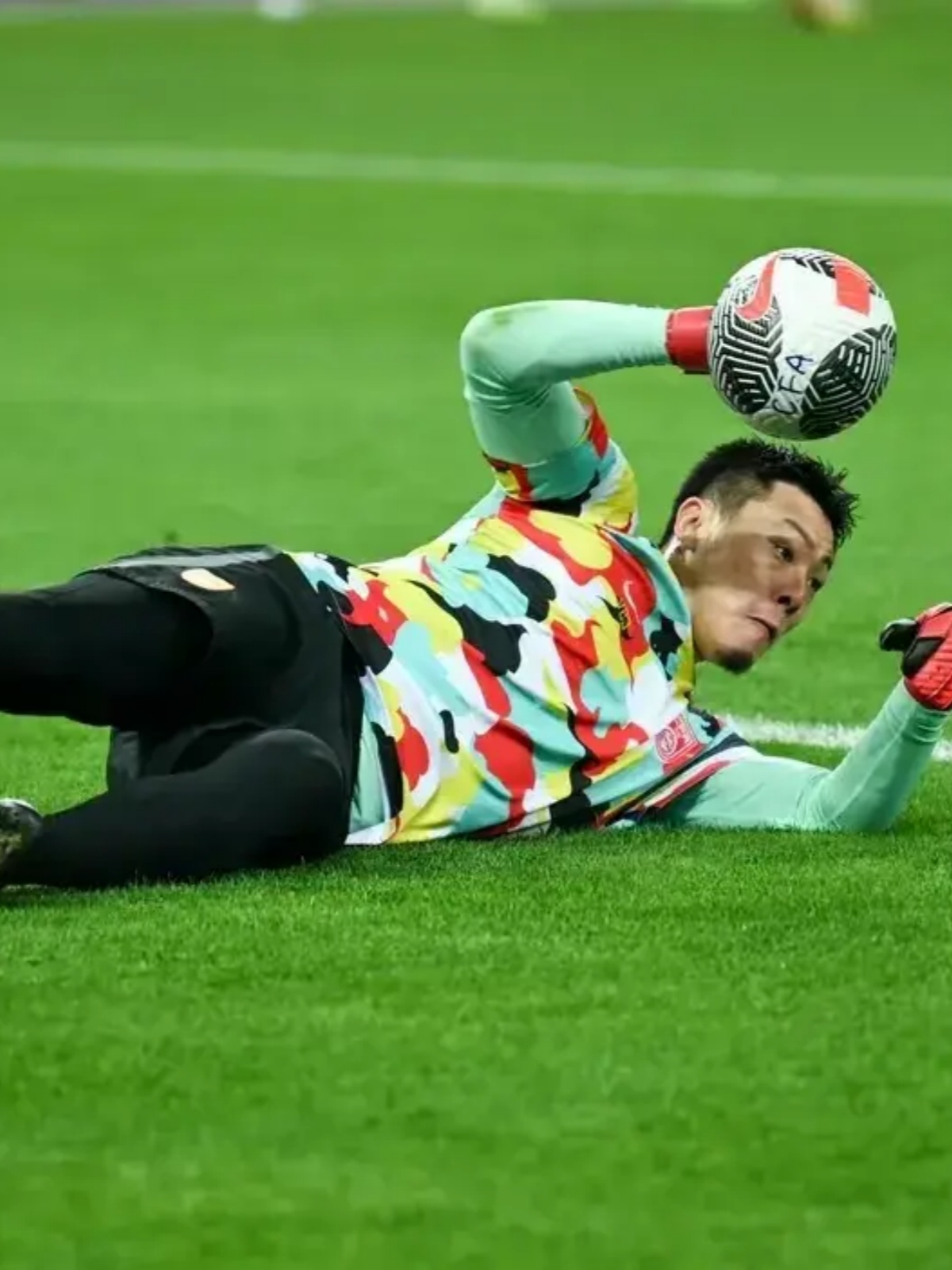 精彩比赛中，球员表现出色，帮助球队逆转胜利