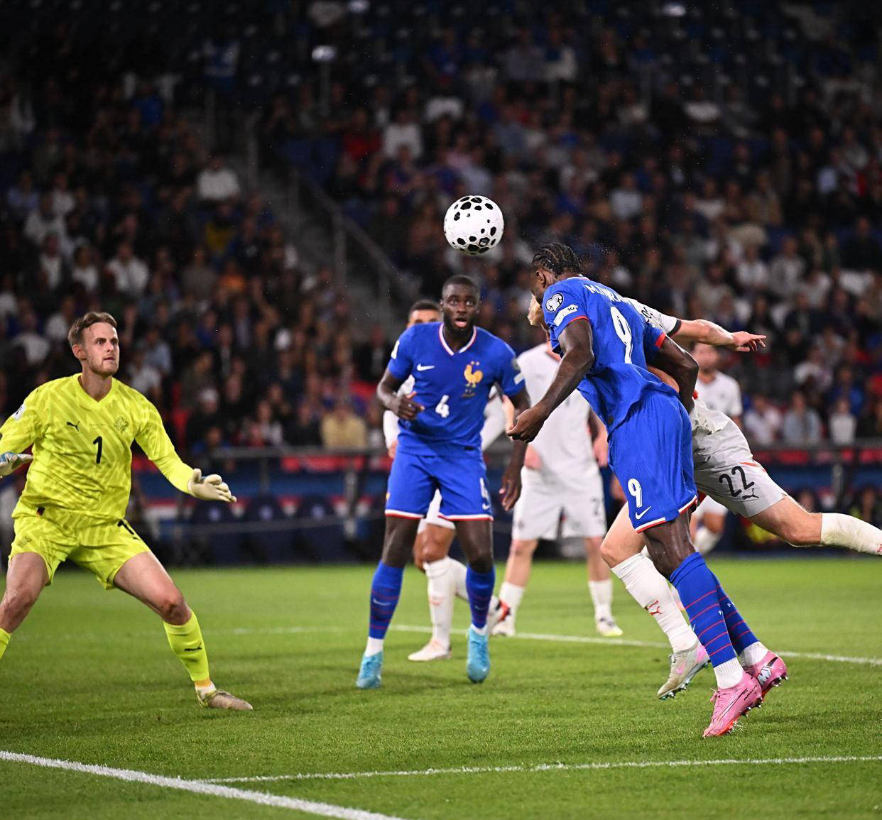 精彩比赛中，球员表现出色，帮助球队逆转胜利