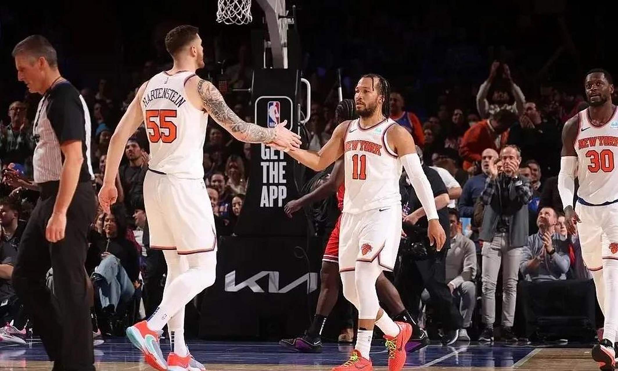 包含猛龙再胜尼克斯，完美保持不败战绩的词条