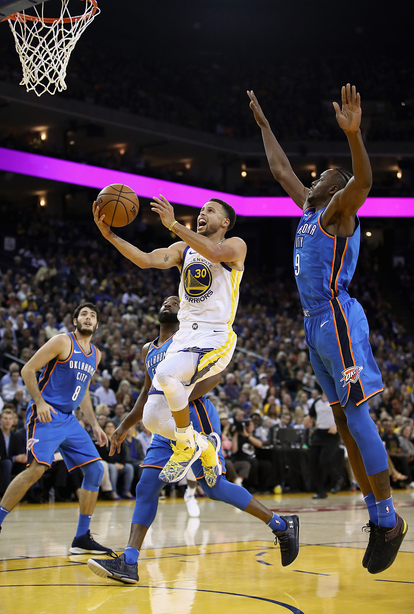 勇士战胜猛龙:库里投篮神准压制对手 勇士战胜猛龙:库里投篮神准压制对手