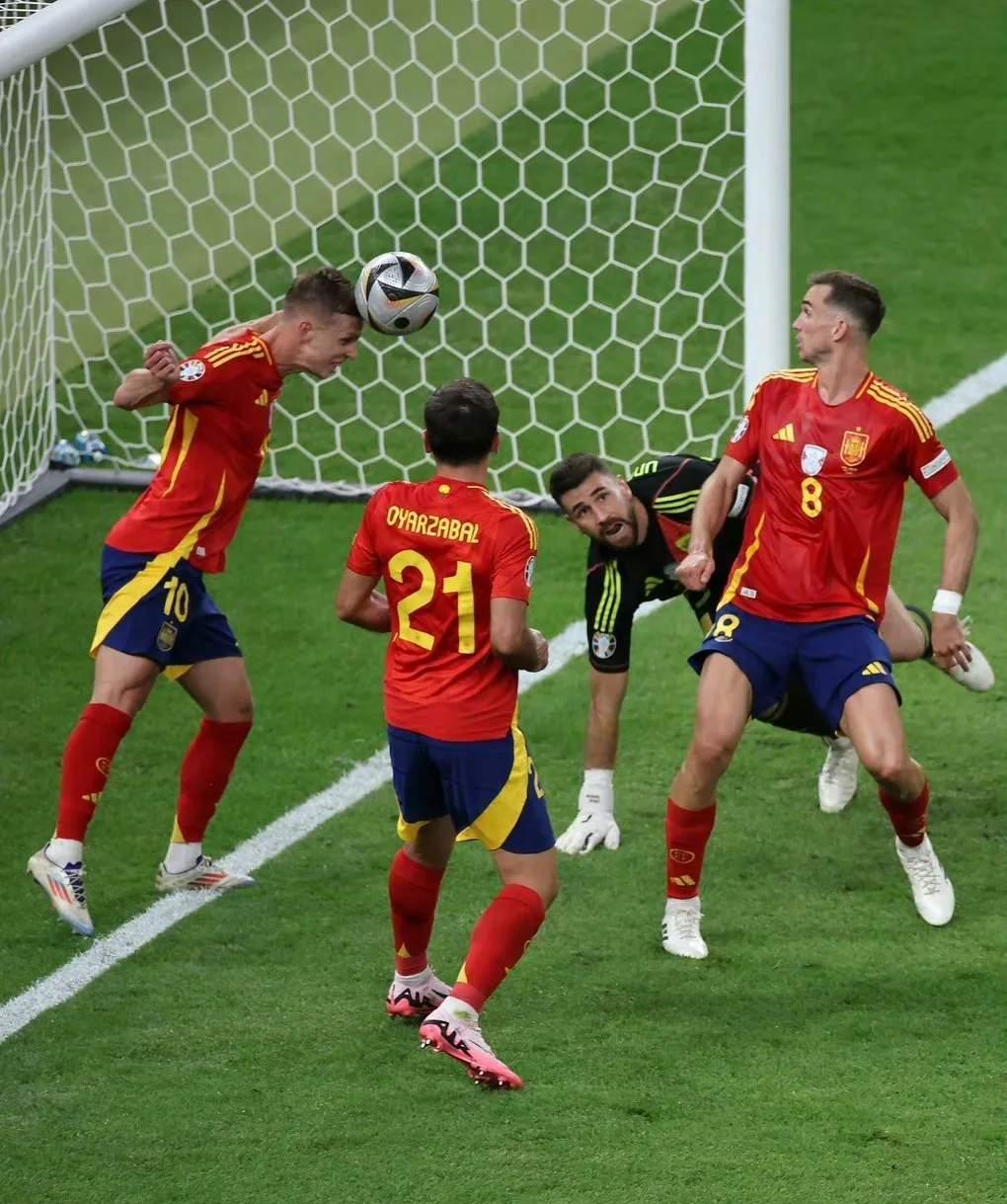 足球场上的激烈竞争引人注目 足球场上的激烈竞争引人注目