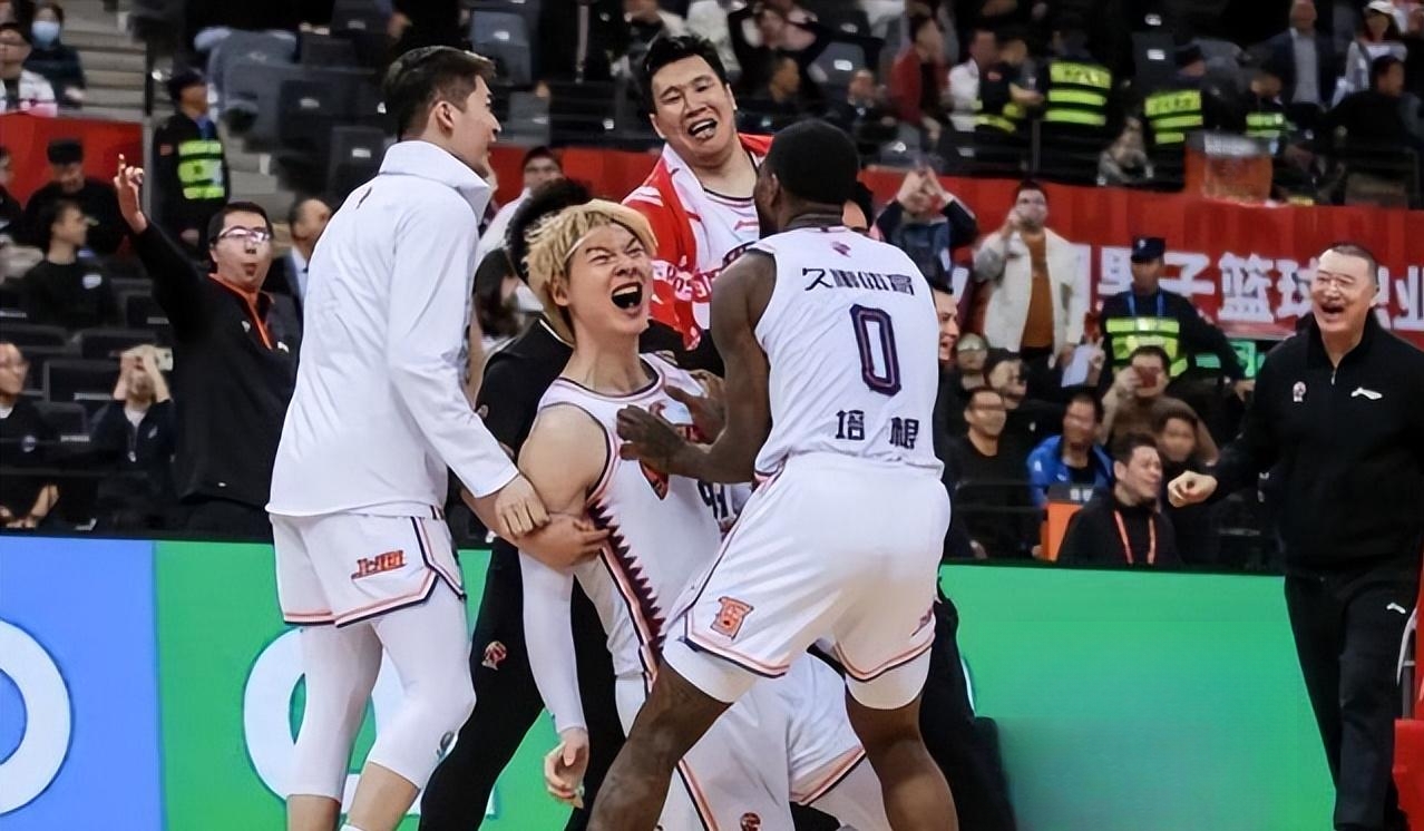 包含关键罚球封杀比赛，球队晋级决赛的词条